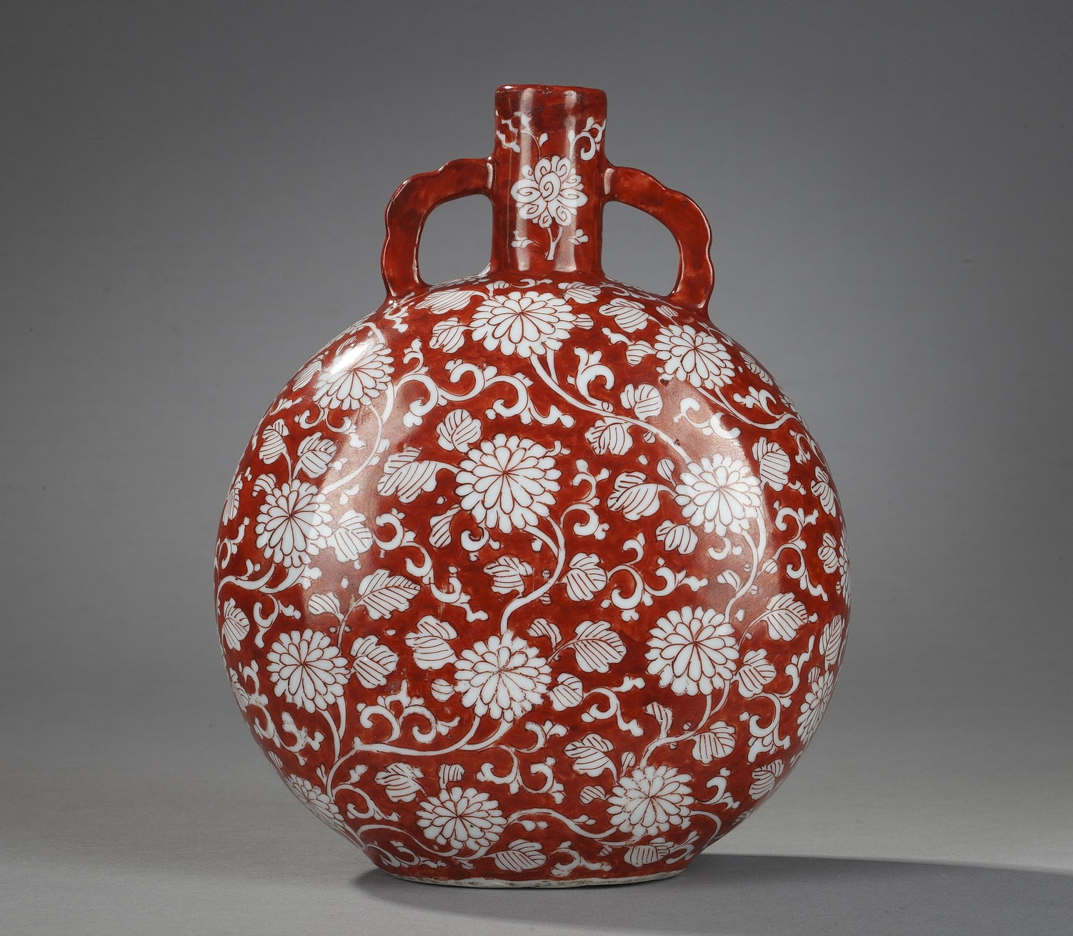 Rare Moon-Flask porcelain iron-red decorated with numerous flowers